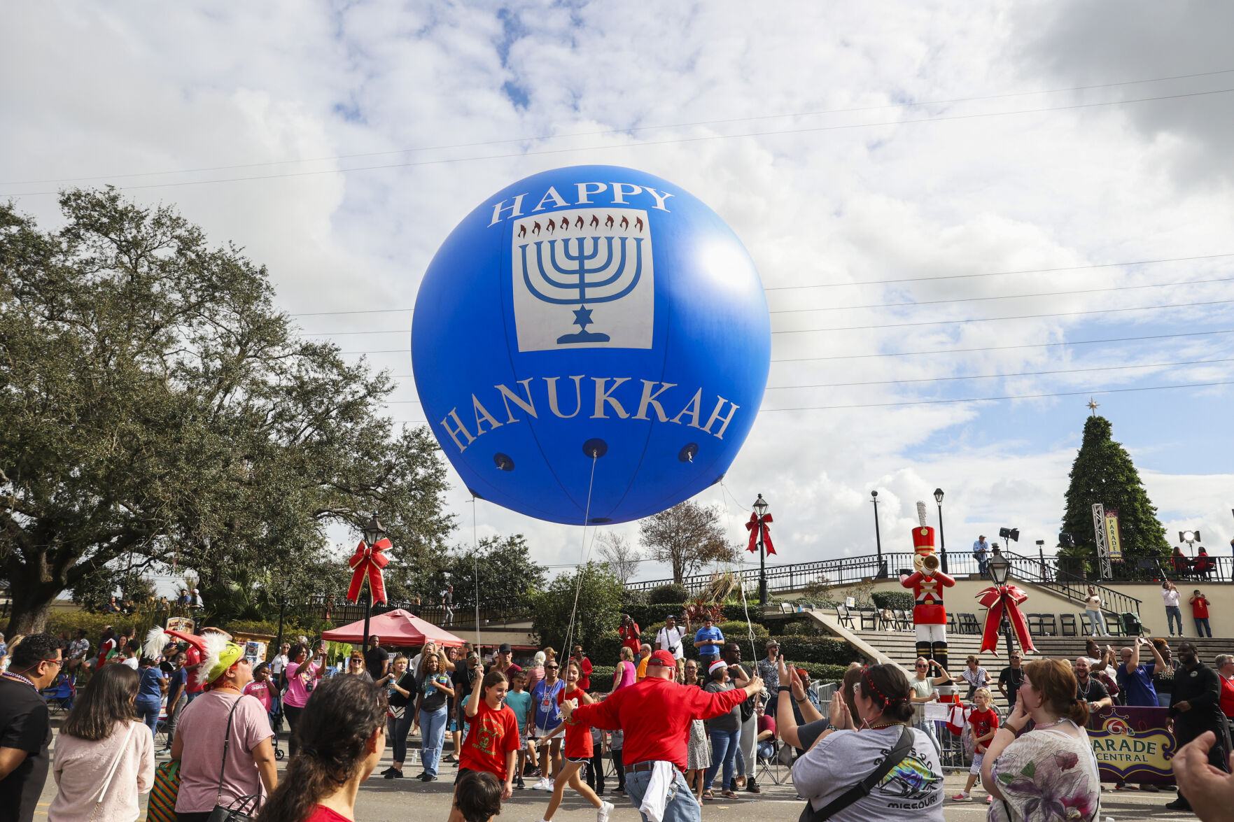 NO.holidayparade.120422.017.jpg